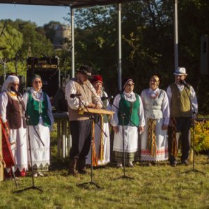 LATVIŠKU FOLKLORU, ŽIRGAIS IR ROKO MUZIKA NUSPALVINTAS ETNO VAKARAS