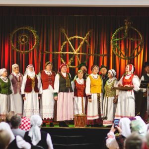 FOLKLORO KOLEKTYVŲ IR KAPELŲ VAKARONĖ „PADAINUOKIM MES SUSTOJĘ…“