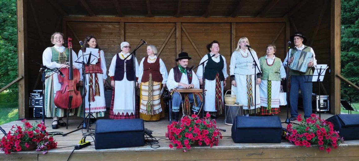 FOLKLORO ANSAMBLIS MEŠKUIČIUOSE