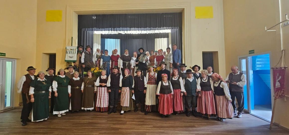 ŽAGARĖS KULTŪROS CENTRO FOLKLORO ANSAMBLIS TYRULIUOSE