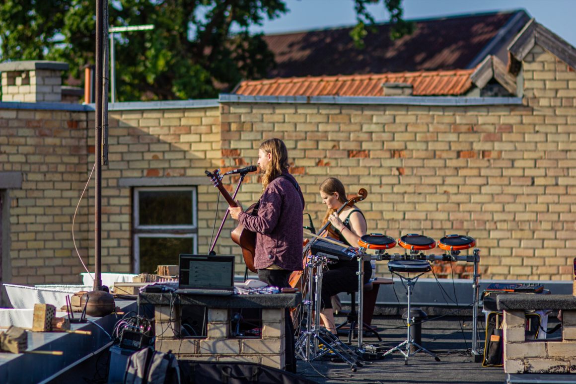 DEBESŲ BALKONAI ANT STOGO