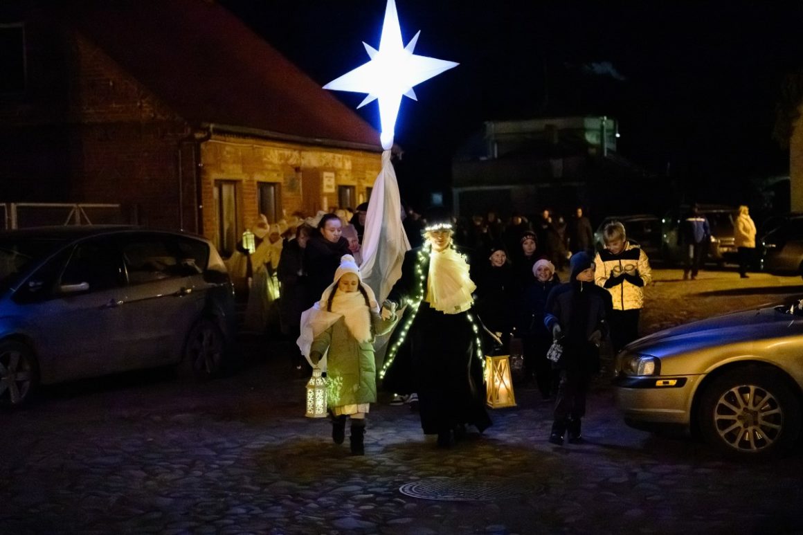 ŠIAURĖ ŠVIEČIA / ŽAGARĖS KALĖDŲ EGLĖS ĮŽIEBIMO ŠVENTĖ (1 DALIS)