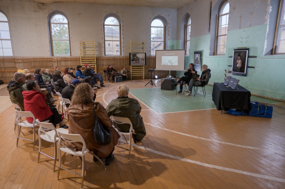ANDREW MIKSYS / FOTOGRAFIJŲ KNYGOS „BAXT“ PRISTATYMAS (ŽAGARĖS FRINGE FESTIVALIS 2025)