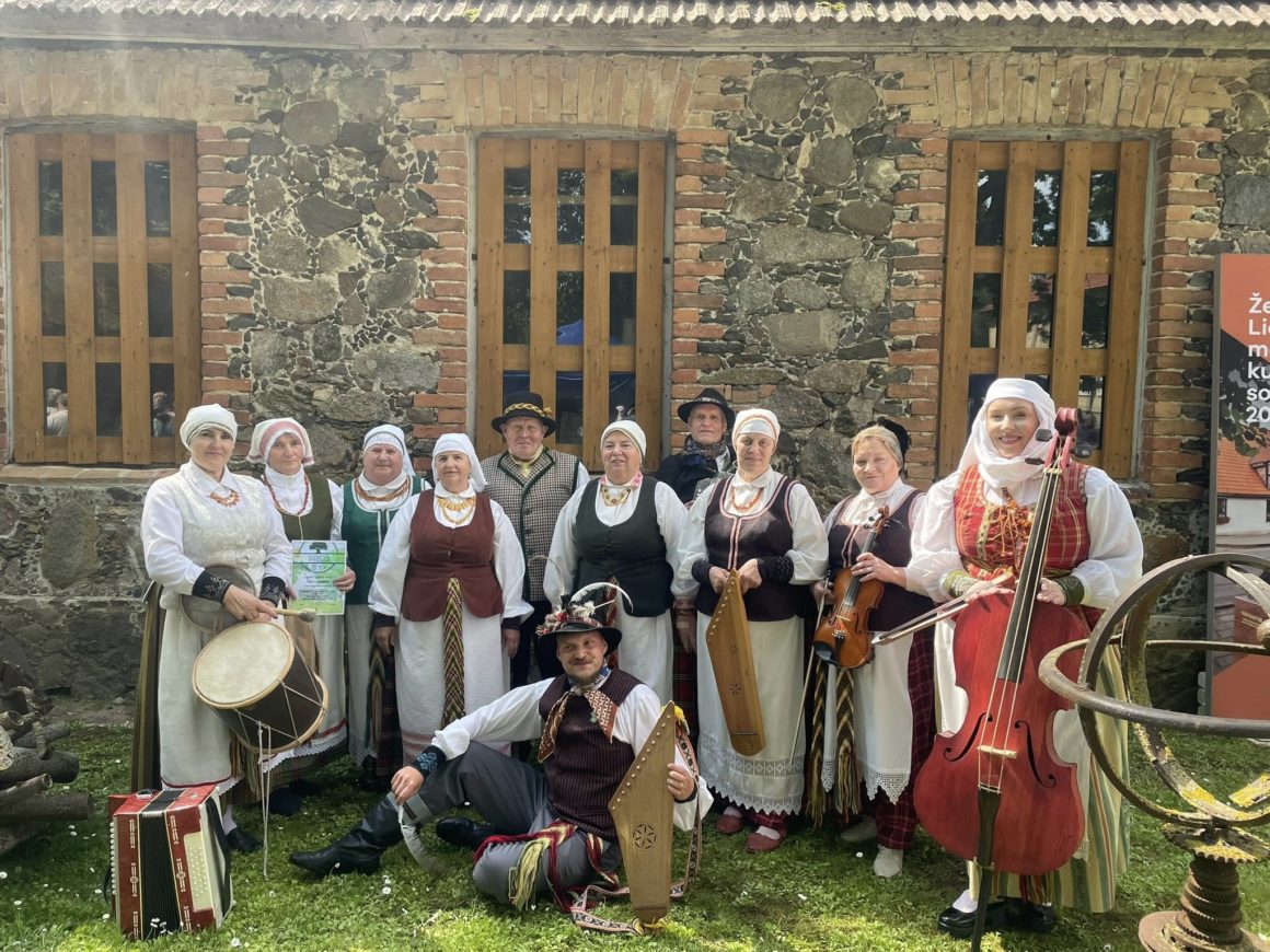 AKTYVUS FOLKLORINIO ANSAMBLIO SAVAITGALIS