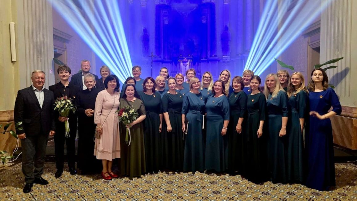 MOTERŲ CHORAS JONIŠKIO MIESTO ŠVENTĖJE