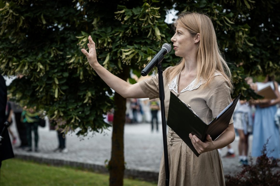 ATMINIMO KĖDĖS ATIDENGIMAS ŽAGARĖS ŽYDAMS – POETINĖ-MUZIKINĖ PROGRAMA / ŽAGARĖS VYŠNIŲ FESTIVALIS 2025