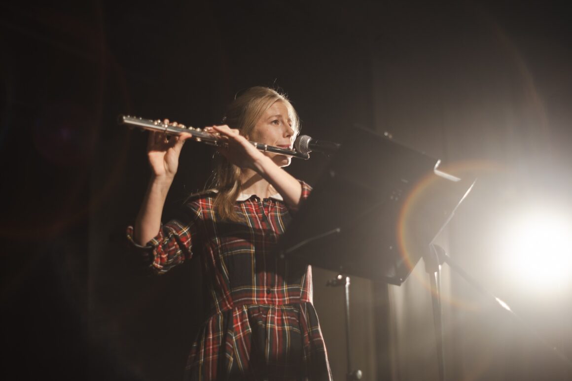 VAIDINTUVĖ 2025 / EMILIJA LATĖNAITĖ „MELDŽIUOS, DAINUOJU IR TAVĘS ILGIUOS“