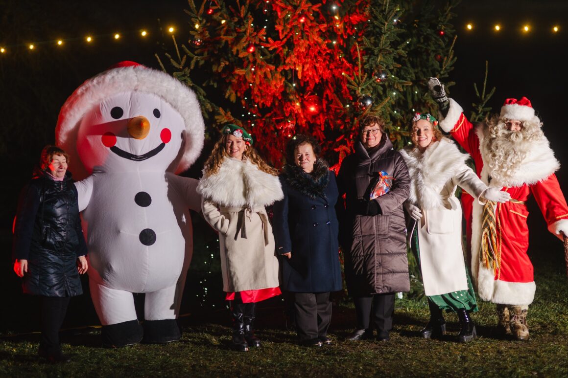 599684709_1308896487945674_3773119920102437421_n GAIŽAIČIŲ KALĖDINĖS EGLUTĖS ĮŽIEBIMAS