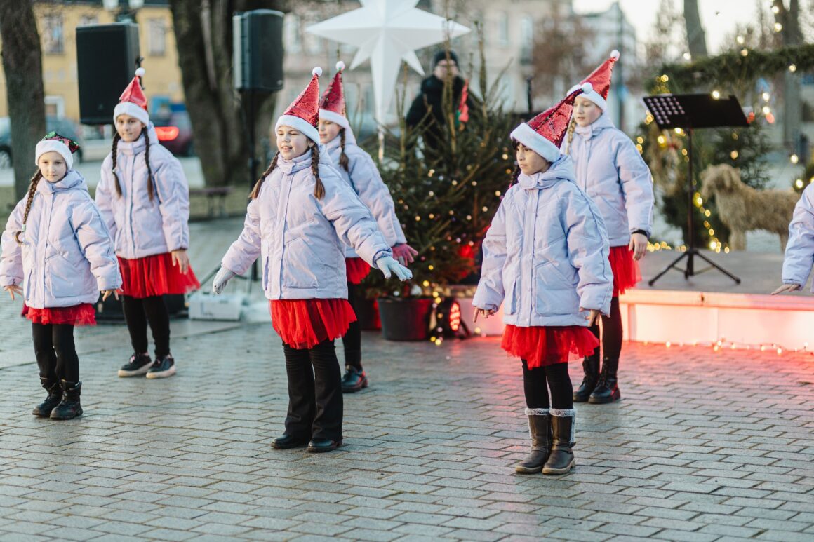 KALĖDINIS PAVAKARYS PRIE ŠVENTINĖS EGLUTĖS