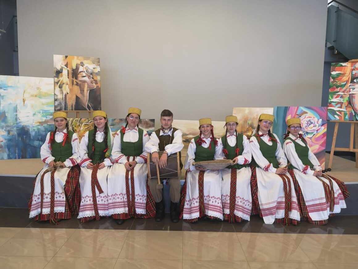 PAGRINDINĖ FOTO ŽAGARĖS JAUNIMO ETNOGRUPĖ FESTIVALYJE „TRADICIJŲ PAVELDĖTOJAI“