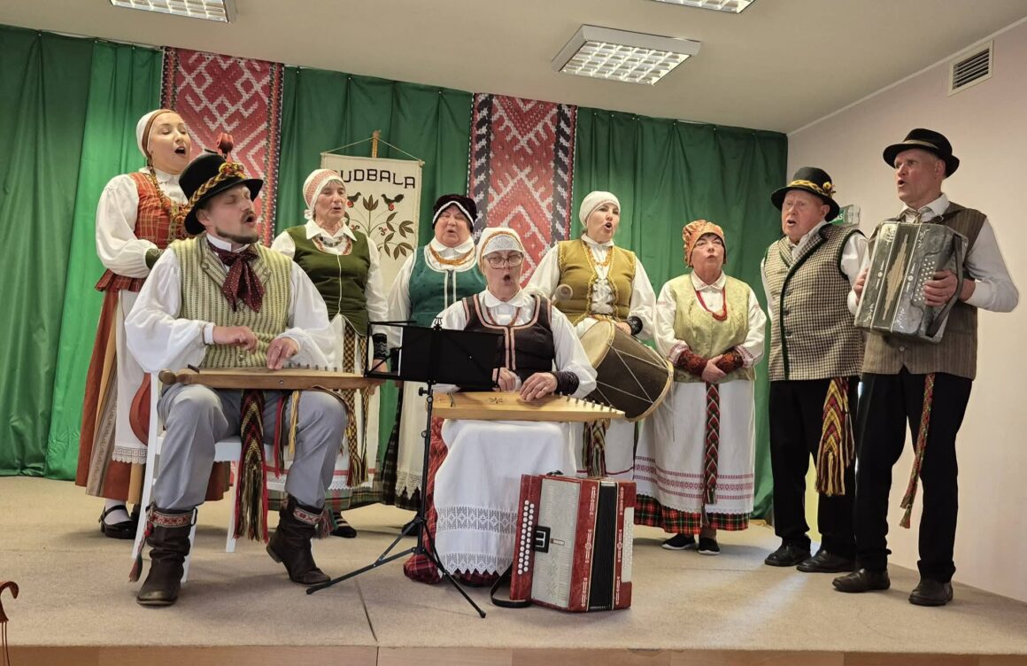 1 Pagrindinė foto ŽAGARĖS KULTŪROS CENTRO FOLKLORO ANSAMBLIS „RUDBALOS“ ŠVENTĖJE