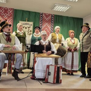 1 Pagrindinė foto ŽAGARĖS KULTŪROS CENTRO FOLKLORO ANSAMBLIS „RUDBALOS“ ŠVENTĖJE