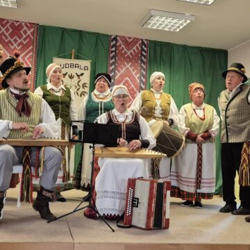 ŽAGARĖS KULTŪROS CENTRO FOLKLORO ANSAMBLIS „RUDBALOS“ ŠVENTĖJE