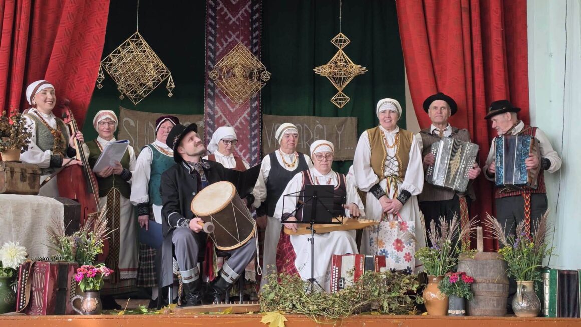 857166727_1158907056557072_4694595763877157714_n ŽAGARĖS KULTŪROS CENTRO FOLKLORO ANSAMBLIS „RAKTUVĖ“ KIRNAIČIUOSE