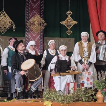 ŽAGARĖS KULTŪROS CENTRO FOLKLORO ANSAMBLIS „RAKTUVĖ“ KIRNAIČIUOSE